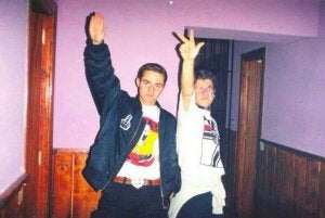 Juan Parejo, a la izquierda, haciendo el saludo fascista. ::                             HOY