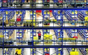 Almacén de Amazon en Londres. Abajo, una protesta.::
REUTERS