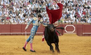 Pase de pecho de Alejandro Talavante ayer, en La Maestranza de Sevilla, al primero de su lote. ::                             EFE