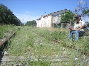 Parte de las vías del tren Ruta de la Plata, en desuso desde 1985, a su paso por Hervás. ::                             HOY