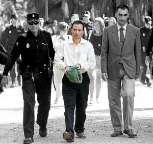 Bretón, acompañado de un policía y del juez del caso, durante la reconstrucción de la desaparición de sus hijos en el parque Cruz Conde de Córdoba, versión que aún mantiene. ::
ABC