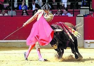 Paulita da un pase de pecho a su segundo toro. ::                             EFE