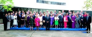 Foto de familia de los 23 matrimonios que fueron homenajeados por el Ayuntamiento. ::
J. V. ARNELAS