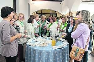 Participantes en la jornada, ayer en el Complejo San Francisco durante la pausa del café. ::                             MARISA NÚÑEZ