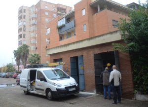 El transformador que ardió ayer en Alcaraz y Alenda. ::                             C. MORENO