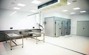 A la izquierda, una batería de 'dummies' (muñecos) empleados para testar los sistemas de seguridad de los vehículos. Arriba, imagen de una colisión. Sobre estas líneas, la sala donde se conservarán y analizarán los cadáveres usados en las pruebas de Alcañiz. ::
R. C.