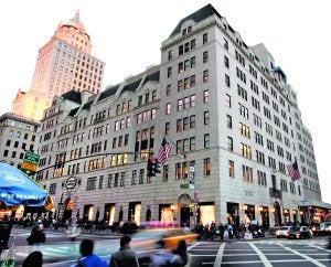 Los escaparates de los almacenes Bergdorf Goodman, fundados  en 1899, siempre han  sido espectaculares.  ::
R.C.