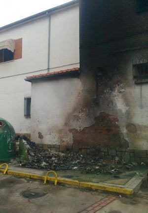 Uno de los laterales de la Oficina de Turismo, muy afectado. El transformador resultó completamente calcinado. ::                             R. I.