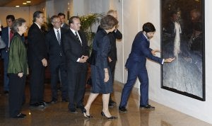 El pintor José Carlos Naranjo, ganador del Premio BMW de Pintura, explica su obra a la Reina y a los miembros del jurado. ::
JOSÉ RAMÓN LADRA