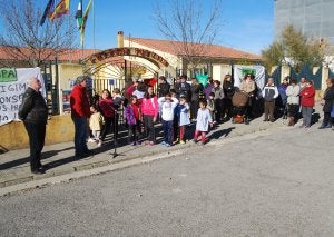 Aldeacentenera protesta por la falta de conserje en el colegio