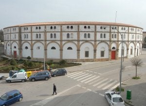 Vista de la 'Era de los Mártires', la plaza de toros de Cáceres, en una imagen de archivo. ::                             HOY