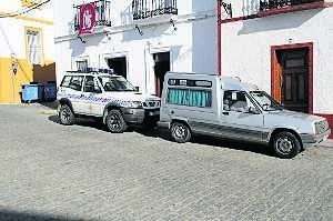 Coche del presunto ladrón junto al de la Policía Local. ::
L. V.