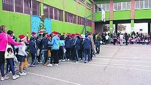 Alumnos del Santo Ángel durante una carrera solidaria. ::                             G. C.