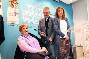 Juanita Franco (mayordoma), José Mª Asenjo (concejal) y Elena Nevado (alcaldesa). ::                             ARMANDO MÉNDEZ