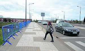 El puente de Luis de Góngora lleva más de un año con vallas provisionales en lugar de barandillas. ::                             C. M