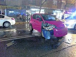 Un conductor ebrio choca con dos coches