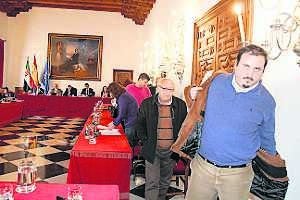 Momento en que los diputados del PSOE se retiran, con Alfonso Beltrán en primer término. ::                             MARISA NÚÑEZ