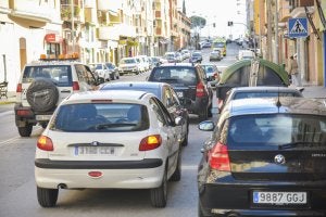 La doble fila de la carretera de Corte de Peleas obliga a invadir el carril contrario. ::                             J. V. ARNELAS