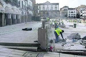 La reforma de la Plaza Mayor es la obra más importante de Cáceres 2016, con un coste de cuatro millones de euros. ::                             HOY