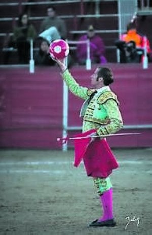 Julio Parejo brindando su toro a Luis en Ajalvir. ::                             VALENTÍN BALAS