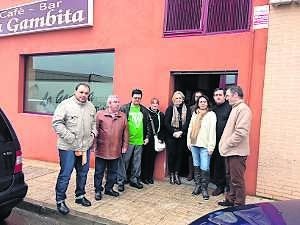 Un grupo de vecinos afectados quedaron ayer en el bar del barrio. ::                                                        J.J.
