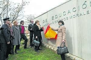 Familiares de Ladislao Campos retiran la bandera en la inauguración del Aula de Seguridad Vial que lleva el nombre del policía. ::
DAVID PALMA