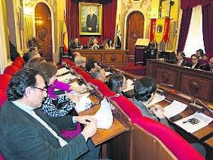 Los concejales reunidos en el Salón de Plenos, donde se realizan las propuestas y peticiones. ::                             PAKOPÍ