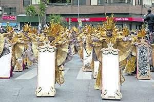 'Vas como quieres' desfilaron emulando al Rey Midas, vestidos de dorado y con un gran espejo que apoyaban en la calle para poder mirarse. ::                             PAKOPÍ