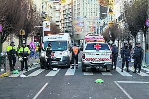 Policías locales y nacionales junto a la ambulancia que trasladó al joven al hospital. ::                             J. V. ARNELAS