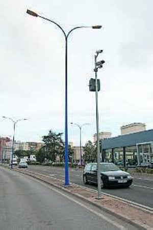 Un fotorrojo en la avenida Antonio Masa Campos. ::                             HOY