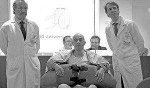 El paciente trasplantado, junto al equipo de cirujanos del Hospital la Paz. ::                             J. J. GUILLÉN / EFE