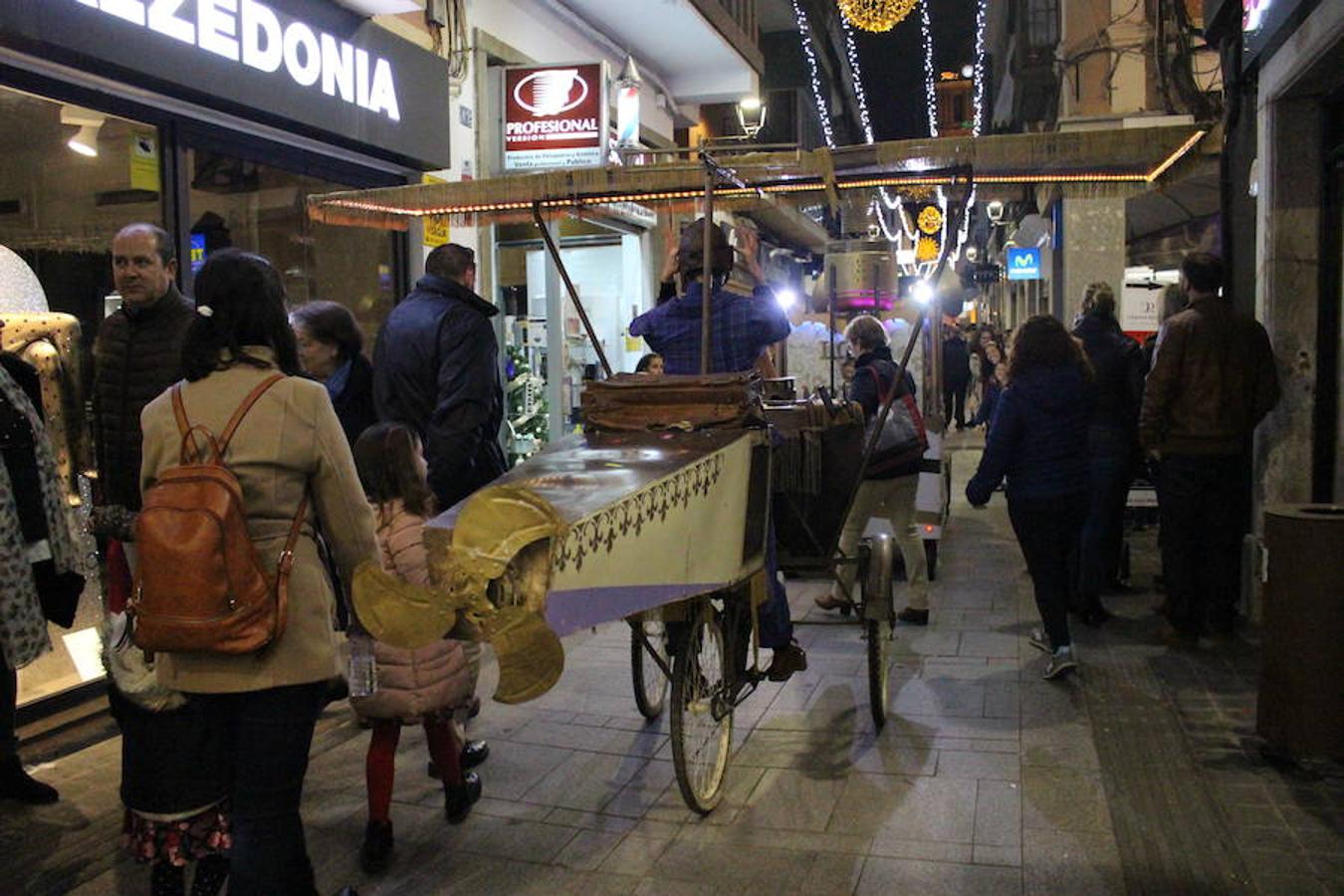 El 5 de diciembre a las 20.00h se encendió el árbol de la plaza Grande. Asmi y Zafra Solidario llevaron a cabo su Chocolatada y Mercado Artesano. Pasacalles y luces en otras plazas completaron la noche.
