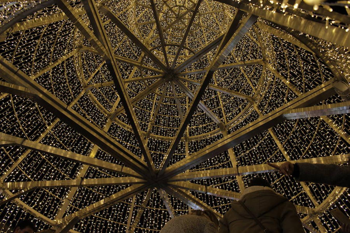 El 5 de diciembre a las 20.00h se encendió el árbol de la plaza Grande. Asmi y Zafra Solidario llevaron a cabo su Chocolatada y Mercado Artesano. Pasacalles y luces en otras plazas completaron la noche.