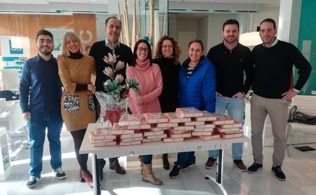 Zafra Solidaria recibe una donación de cajas de polvorones para el menú navideño