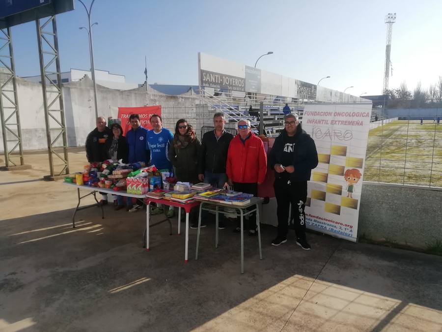 El fútbol recauda alimentos y libros en Zafra
