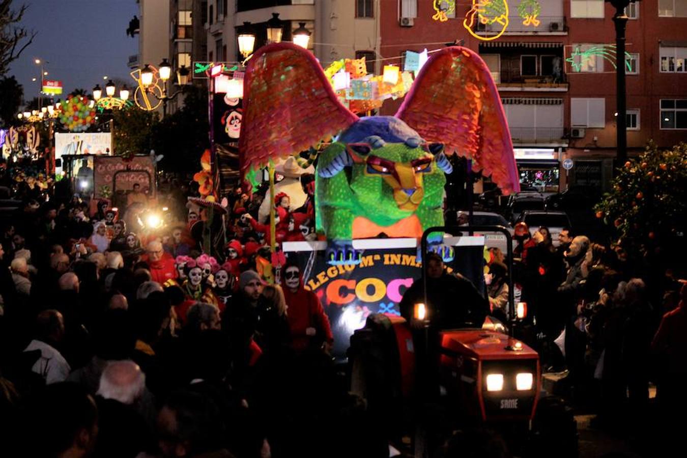 La comitiva real estuvo formada por 16 carrozas, se repartieron unos 1.800 kilos de caramelos y golosinas. Los más esperados por los niños fueron sus Majestades.