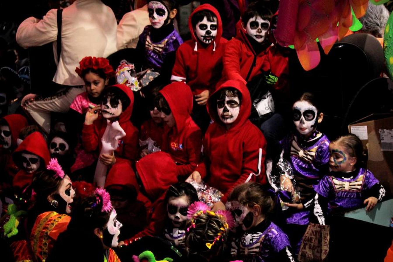 La comitiva real estuvo formada por 16 carrozas, se repartieron unos 1.800 kilos de caramelos y golosinas. Los más esperados por los niños fueron sus Majestades.