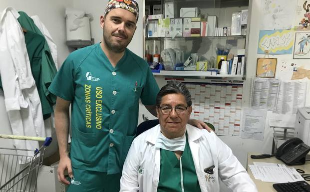 Los doctores Balderrama (derecha) y Cruz (izquierda) tras las intervenciones 