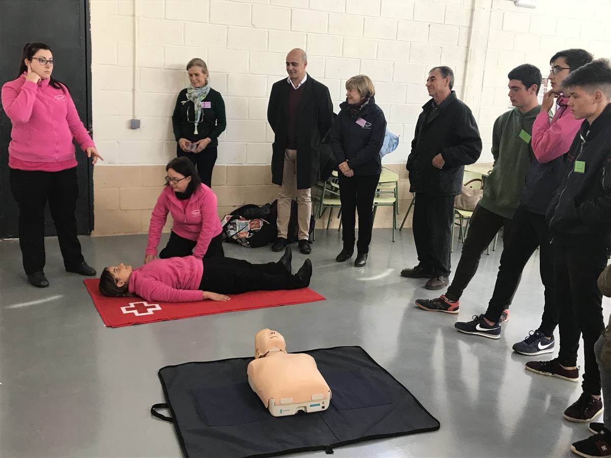 Taller de la especialidad de atención sociosanitaria durante la visita del alcalde 