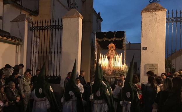 La Virgen acompañando al Cristo a su salida 