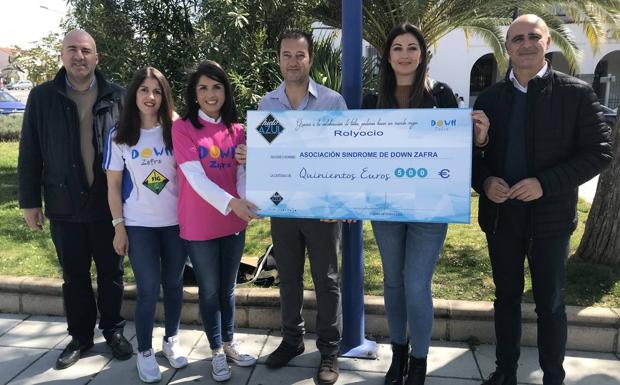 Lso asistentes a la entrega de cheque 