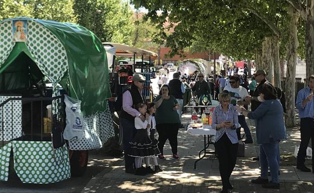 Carrozas y romeros aguardando la salida en el recinto ferial 