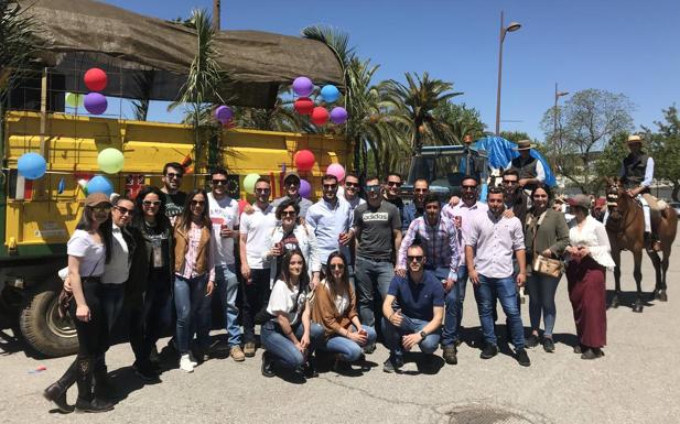 Un numeroso grupos de amigoscon todo preparado para el Camino 