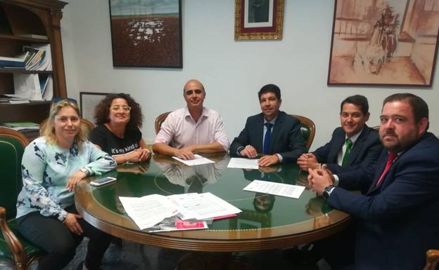 AlRepresentantes de FEAFES Salud Mental y de Mapfre junto al alcalde en la firma del convenio 