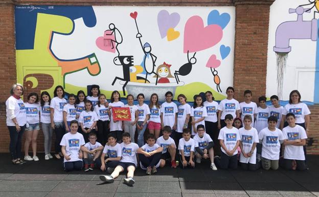 Lo alumnos con las camisetas del viaje ya en su colegio 