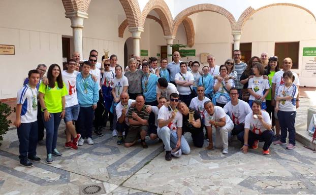 Los deportistas en el patio del Ayuntamiento tras la recepción 