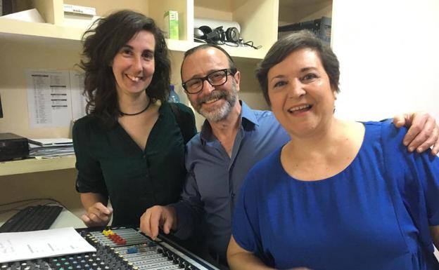 El autor y director de la obra con dos de las actrices 