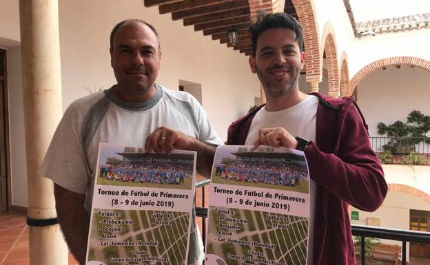 El coordinador de fútbol de la Escuela Municipal y el concejal de Deportes 