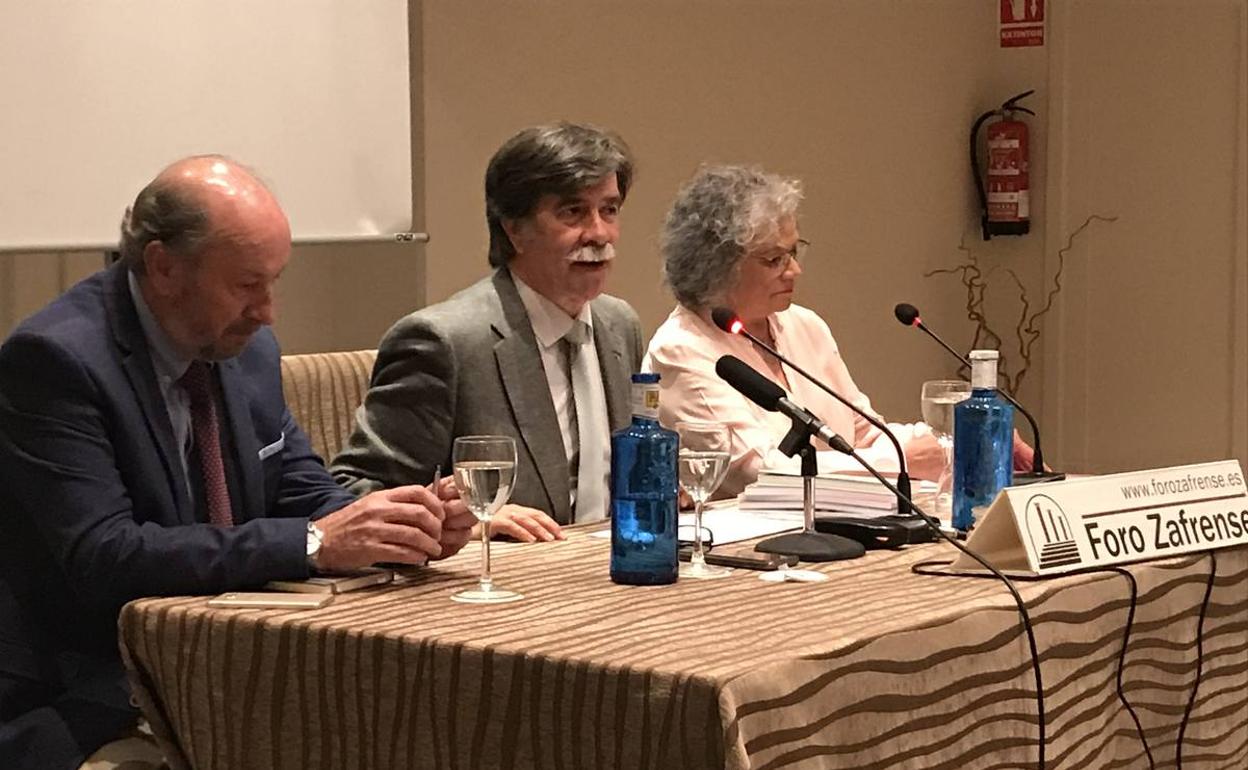Javier urra durante la conferencia acompañado por dos miembros del Foro Zafrense 
