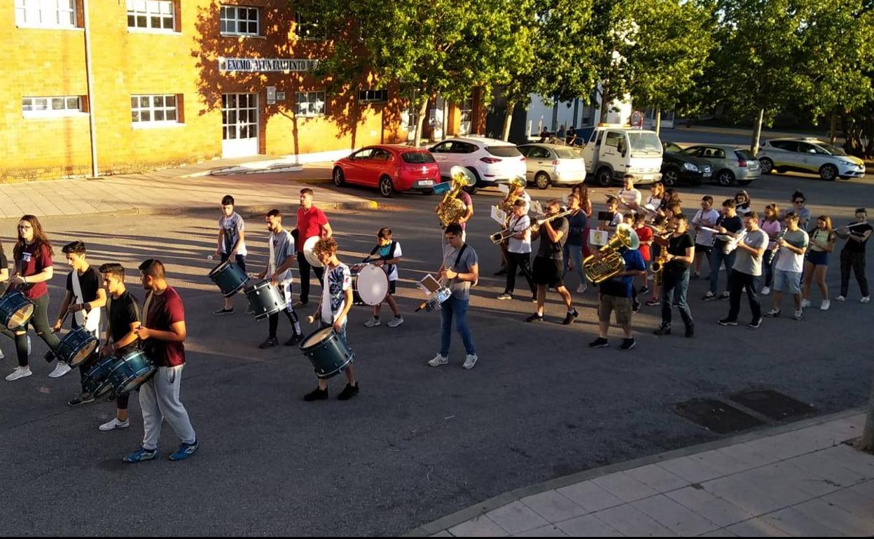La banda en uno de sus ensayos en el recinto ferial 